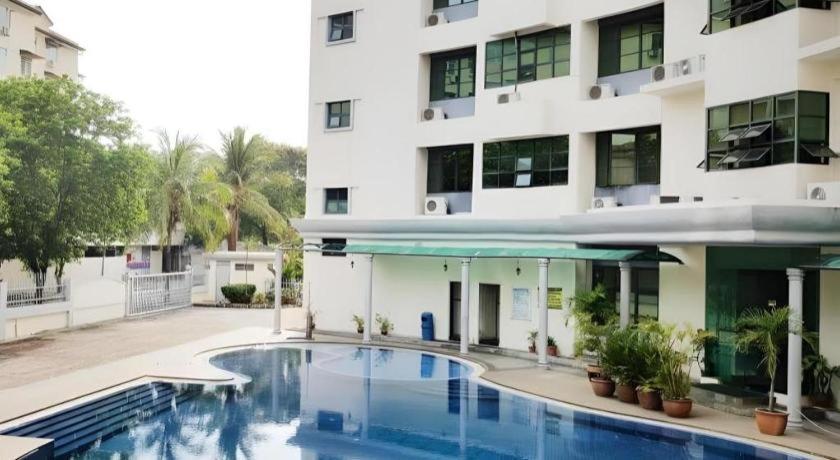 Stallions Suite Penang Jelutong Exterior foto